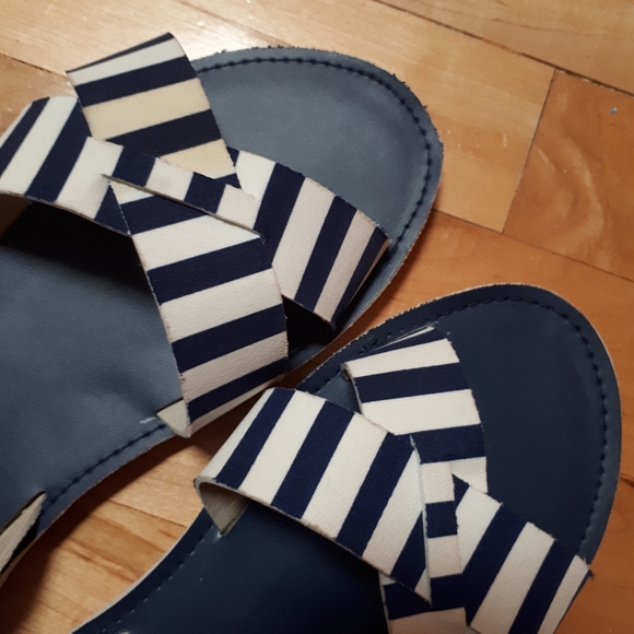 Summer striped sandals - Picture 2 of 3